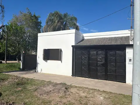 Se alquila casa en barrio center.