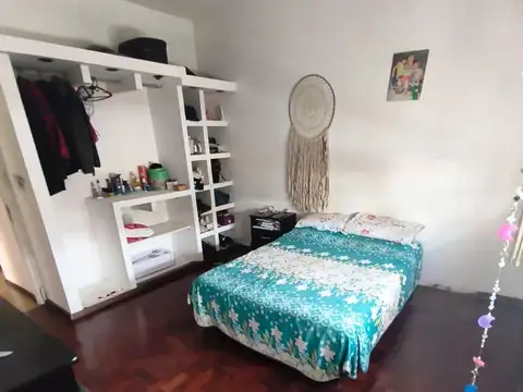 Casa dos dormitorios con cochera, patio y parrillero