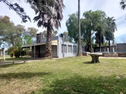 Casa con parque arbolado y piscina | 2 dorm | funes