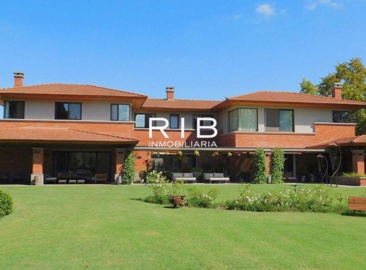 Casa · 730m² · 6 Ambientes · 3 Cocheras