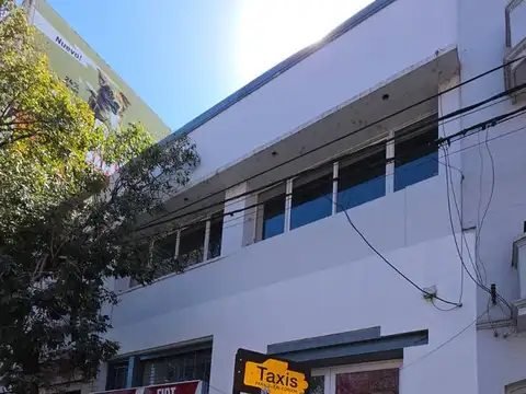 Alquiler salon comercial 300 m2, 2 plantas, ascensor, vidrieras, aires