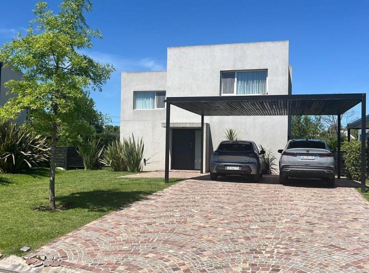 Casa · 217m² · 6 Ambientes · 1 Cochera