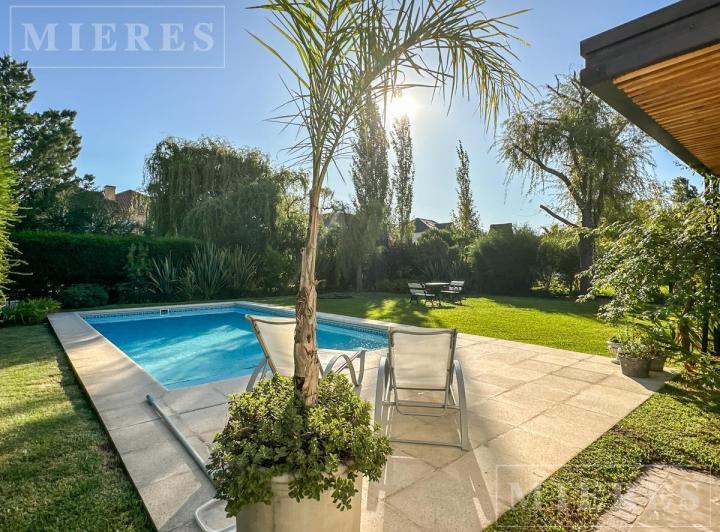 Casa · 320m² · 7 Ambientes · 4 Cocheras
