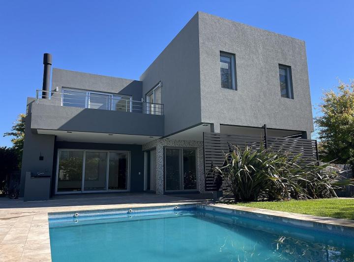 Casa · 238m² · 6 Ambientes · 1 Cochera