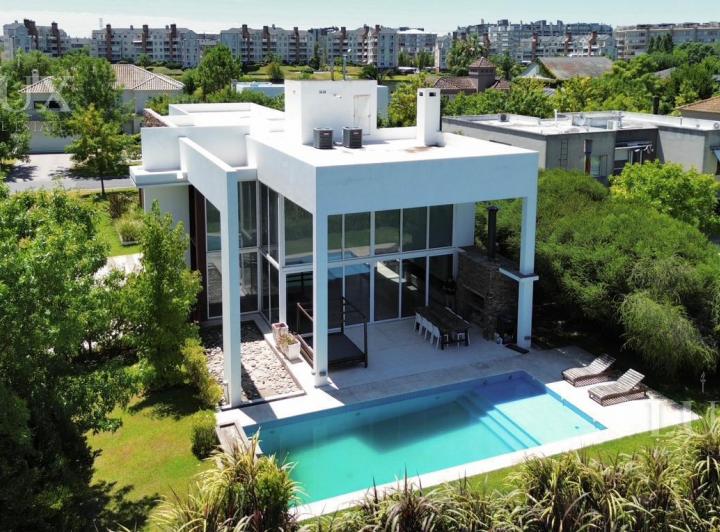 Casa · 292m² · 7 Ambientes · 4 Cocheras