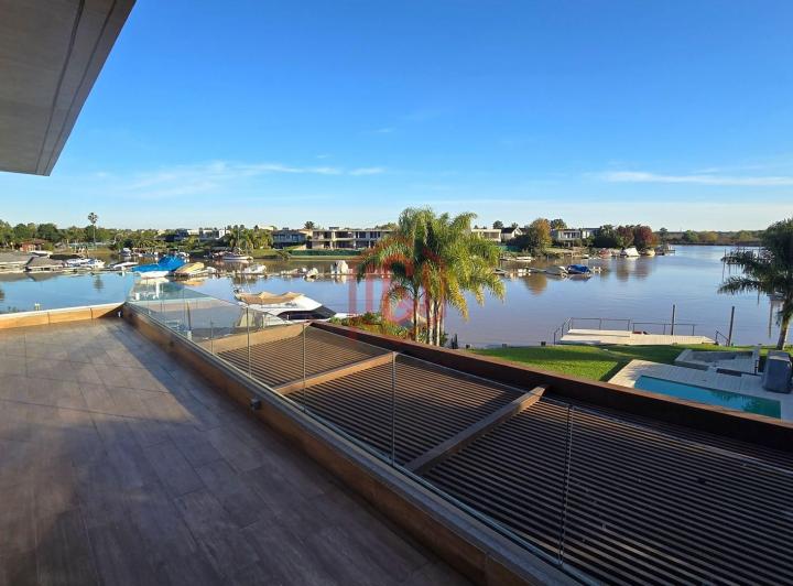 Casa · 360m² · 5 Ambientes · 1 Cochera