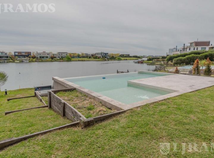 Casa · 460m² · 6 Ambientes · 4 Cocheras