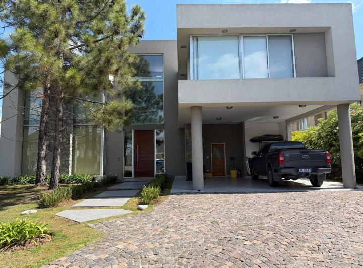 Casa · 470m² · 9 Ambientes · 4 Cocheras