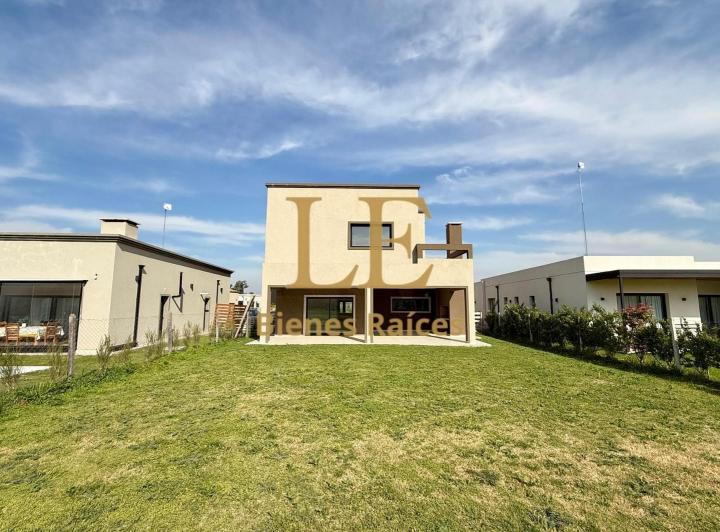 Casa · 221m² · 6 Ambientes · 4 Cocheras