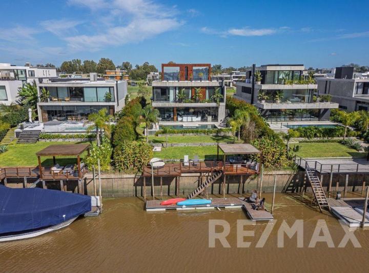 Casa · 406m² · 9 Ambientes · 2 Cocheras