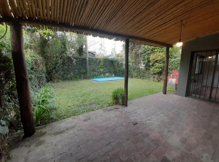 Casa · 210m² · 5 Ambientes · 2 Cocheras