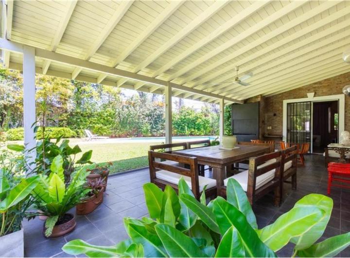 Casa · 350m² · 7 Ambientes · 2 Cocheras