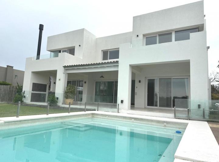 Casa · 500m² · 5 Dormitorios · 4 Cocheras