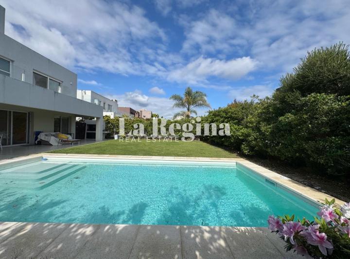 Casa · 577m² · 6 Ambientes · 4 Cocheras