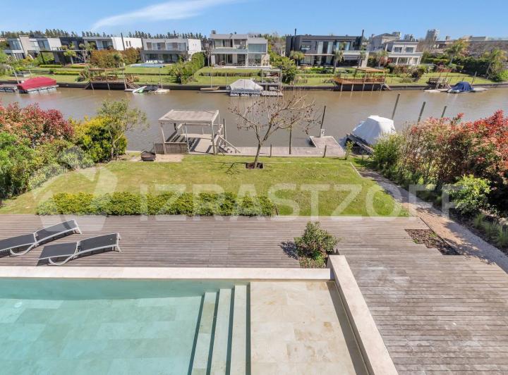 Casa · 1051m² · 9 Ambientes · 4 Cocheras