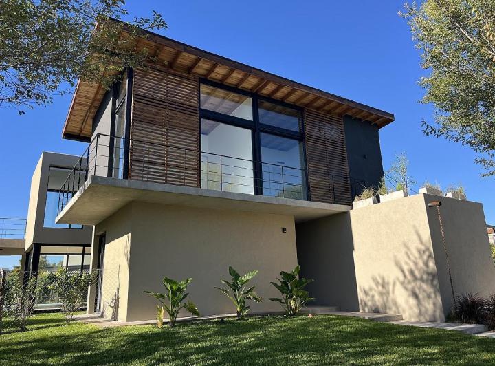 Casa · 234m² · 5 Ambientes · 1 Cochera
