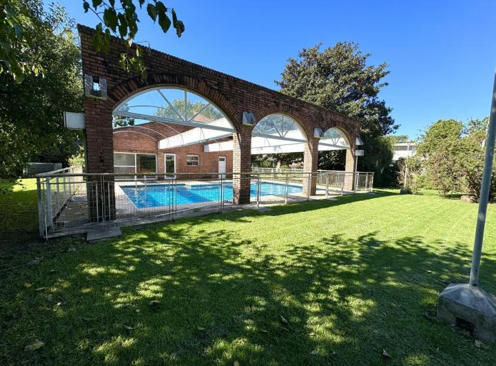 Casa · 400m² · 8 Ambientes · 4 Cocheras