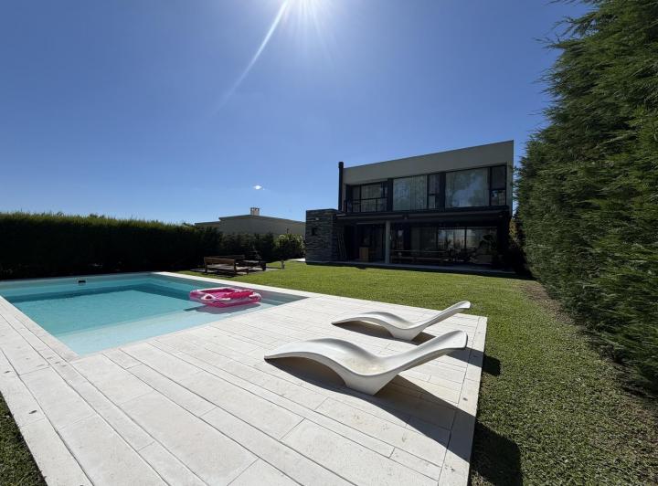 Casa · 204m² · 5 Ambientes · 2 Cocheras