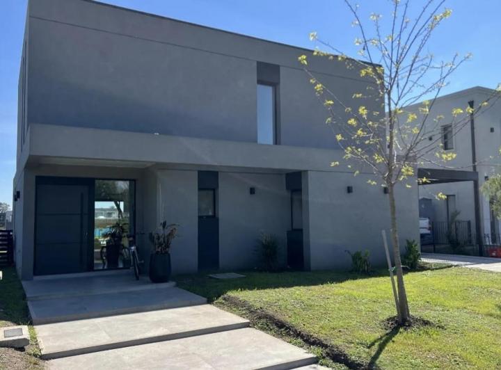 Casa · 233m² · 6 Ambientes · 5 Cocheras