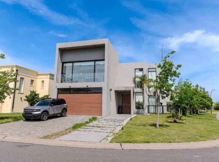 Casa · 277m² · 5 Ambientes · 5 Cocheras