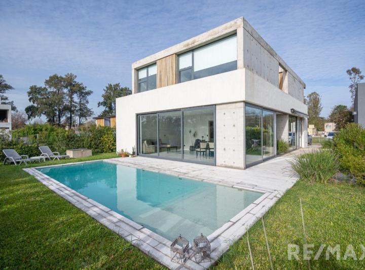 Casa · 210m² · 5 Ambientes · 2 Cocheras