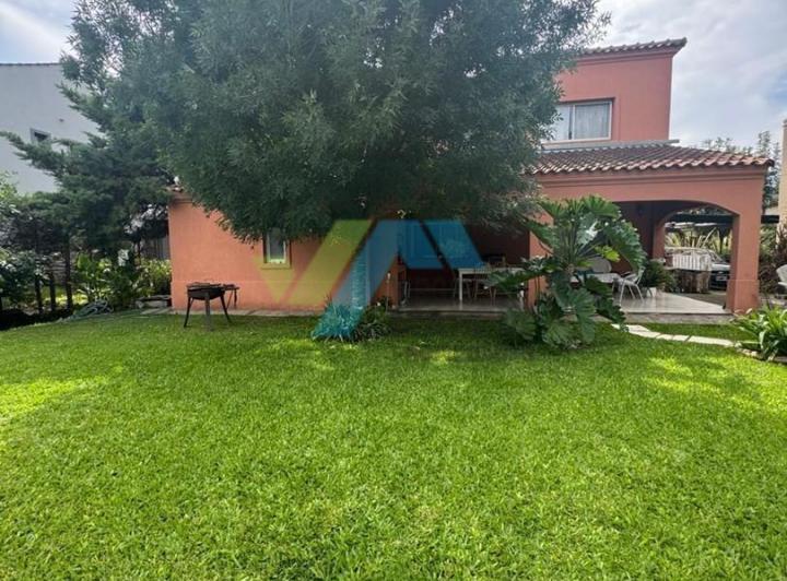 Casa · 260m² · 5 Ambientes · 2 Cocheras