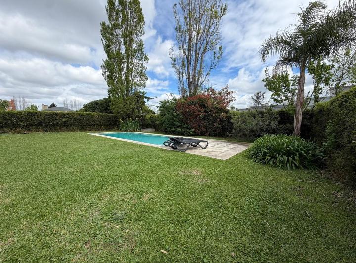 Casa · 240m² · 5 Ambientes · 1 Cochera