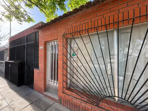 Casa dos dormitorios, cochera y pileta zona norte
