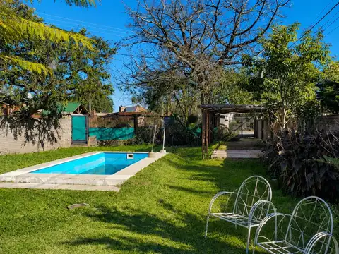 Casa con pileta y amplio jardín en pueblo esther
