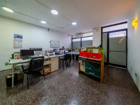 Venta de oficinas con vivienda famliar y cochera