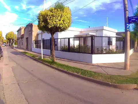 Venta casa 2 dormitorios y jardín en cap. bermudez