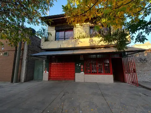 Casa con 2 locales comerciales + monoambiente