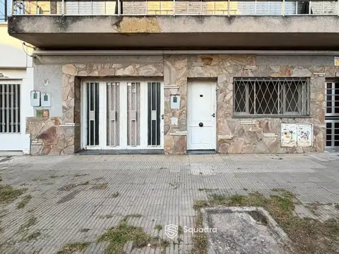 Venta - casa al frente de 2 dormitorios, con cochera - barrio arroyito, rosario - apto crédito.