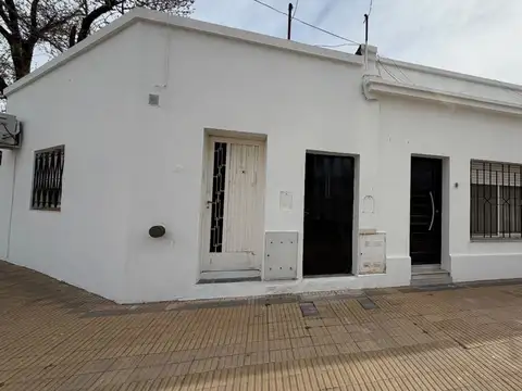 Casa 2 dormitorios esquina azcuenaga y rivadavia