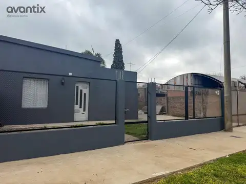 Casa dos habitaciones, cochera y patio barrio 9 de julio