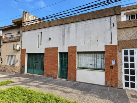 Amplia casa al frente sobre avenida zona sur