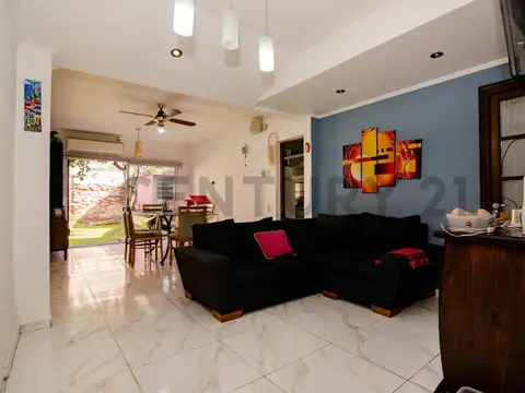 Venta casa de 2/3 dormitorios con frente de local y cochera doble en alvear, rosario