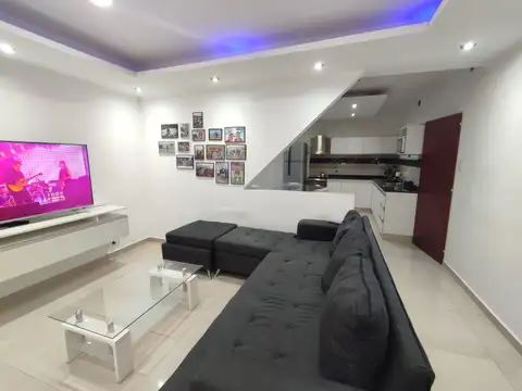 Oportunidad casa reciclada con cochera y terraza en rosario 2 dormitorios