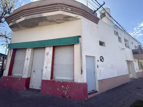 Casa desarrollada en dos plantas con local comercial en belgrano