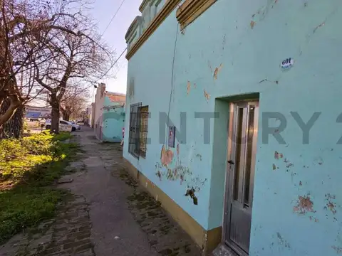 En venta casa a reciclar con amplio terreno comercial - centro cañada de gómez -