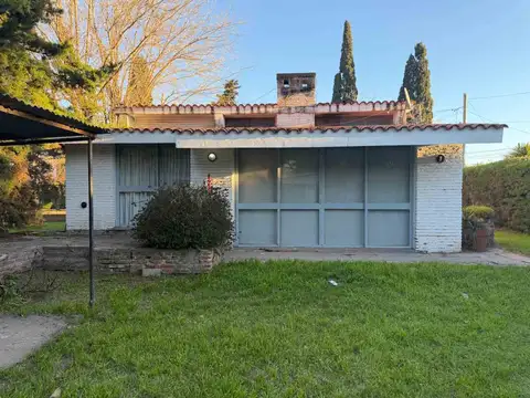 Casa con quincho y pileta a la venta en roldan