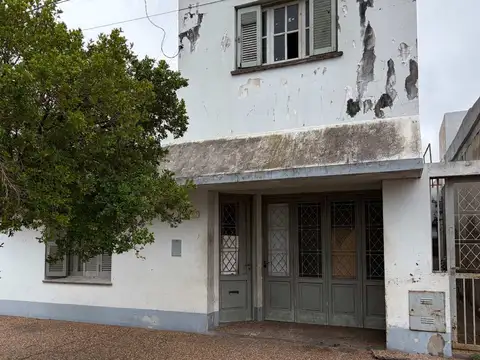 Remax vende/ casa/ amplio patio/ servicios