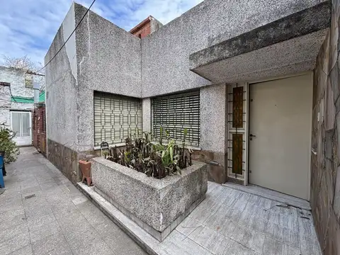 Casa interna de pasillo en lourdes. patio terraza. posibilidad ampliacion
