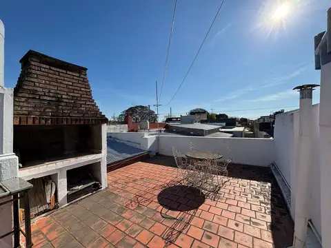 Casa interna con cochera sobre avenida