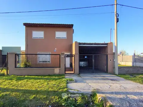 Venta  - casa de dos plantas, jardin y pileta, e ingreso vehicular - la carolina, alvear.
