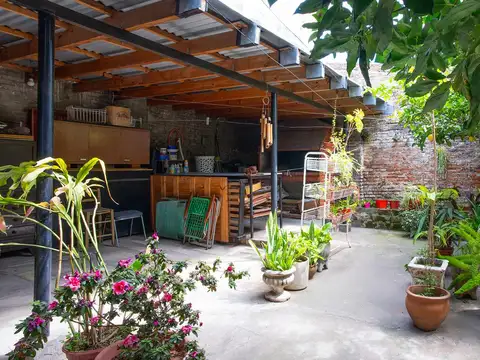 Venta/permuta. casa de 3 dormitorios, patio y cochera en barrio azcuénaga.