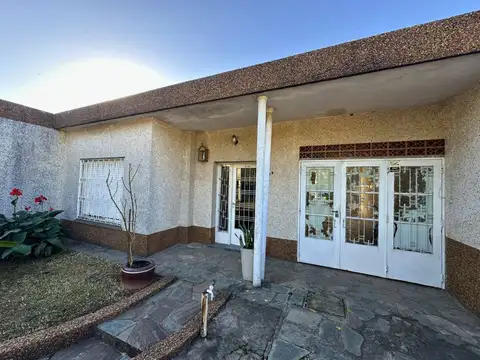 Venta casa 2 dormitorios + dpto 1 dormitorio 6 amb