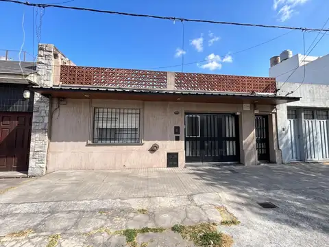 Impecable casa en cinco esquinas