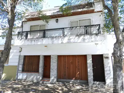 Casa de 2 dormitorios con cochera en macrocentro