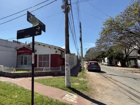 Casa de dos dormitorios y patio, con local comercial en esquina.
